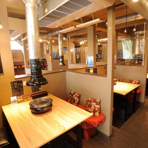 【みんなの笑顔が集まる場所】大切な仲間と一緒に過ごすには最適な環境です！ 4名様用のテーブルや、より大きな6名様用のテーブルを用意し、和やかな雰囲気の中でリラックスできます☆ どんなシーンにもフィットする使い勝手の良さが魅力です♪ 家族の特別なひとときにも、安心して訪れることができる空間です◎