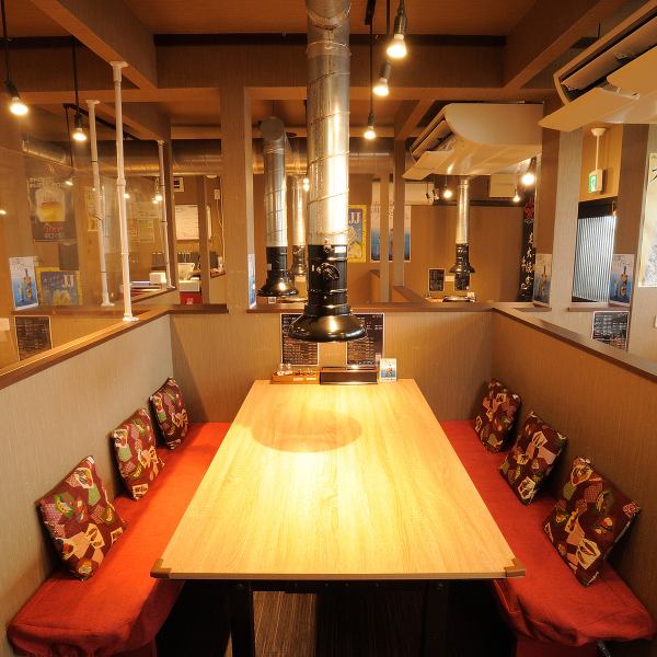 【仲間と共に楽しむ、特別な時間】 4名様と6名様のテーブルが完備されており、賑やかな雰囲気の中で楽しめます♪ 学生向けのコースも充実していて、財布にも優しいのが嬉しい◎ 仕事帰りの飲み会や、特別なイベントにも最適な環境です☆ 和気あいあいとした時間を、ぜひここで体験してください！