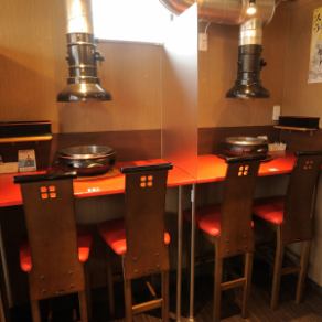 気の置けない仲間との飲み会に最適な4名がけテーブル席。語らいながら美味しい焼肉を囲めば、日頃の疲れも吹き飛びます。賑やかな雰囲気の中で、心ゆくまで楽しい時間をお過ごしください。