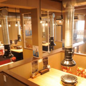 部署の飲み会や少人数の宴会にぴったりの4名がけテーブル席。周りを気にせず、じっくりと会話を楽しみながら、上質な焼肉に舌鼓を打てます。一体感のある空間で親睦を深めてください。