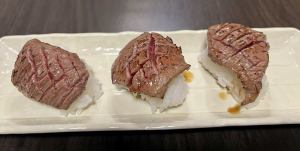 炙り上肉寿司・3貫