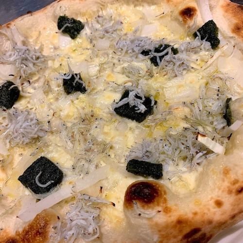 Whitebait and green seaweed pizza
