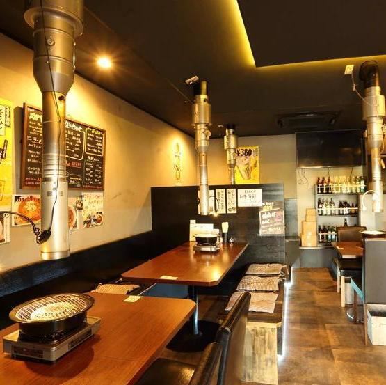 外観は提灯と暖簾が目印の賑やかな酒場。内観は活気があり、レトロな雰囲気の中にも清潔感があります。仲間とわいわい賑やかに楽しむ宴会や、仕事帰りのお一人様でのサク飲みにも最適です。活気ある空間で、日頃の疲れを吹き飛ばす活力をチャージしていただけます。