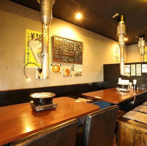 赤提灯と店内の木目調のインテリアが、昔ながらの焼肉酒場の雰囲気を演出しています。お肉を焼く香ばしい匂いが食欲をそそり、賑やかな会話が飛び交う活気ある空間です。貸切も可能で、会社の懇親会や、地域のお集まりなど、大人数での利用に最適。美味しいお肉と元気な接客で皆様をお迎えします