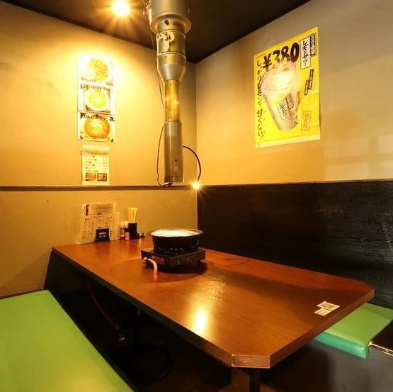 カジュアルな内装と大人な料理の空間をお楽しみください。