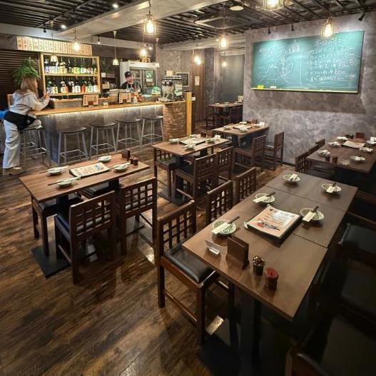 モダンなグレーの壁と木の温もりが調和した、とってもお洒落な店内です。温かみのある照明が優しく包み込んでくれるので、初めての方でもリラックスして過ごせます！カウンター席ならスタッフさんとの会話も弾んで、一人飲みデビューにもぴったり◎日常を忘れて、美味しいお酒と料理にどっぷり浸れる特別な場所です★