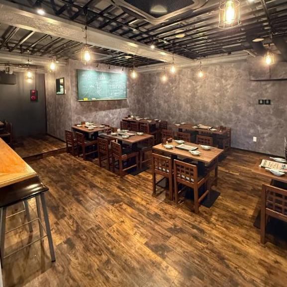 広々としたフロアには使い勝手の良いテーブル席が完備されています。友達同士の飲み会や女子会で利用すれば、自然と会話も弾んで楽しい思い出になるはず！大人数でのご宴会も大歓迎です◎カジュアルなのに上品な雰囲気だから、どんなシーンでも安心して誘えるのが魅力♪