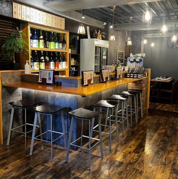 カウンターの目の前には全国から集められた日本酒や焼酎のボトルがずらりと並んでいます！どれを飲むか迷ってしまうほどの品揃えは、お酒好きにはたまらない光景です。おでんの湯気を眺めながらグラスを傾ければ、日常の疲れもスッキリ解消◎仕事帰りのサク飲みから、じっくり語りたい夜まで、自分だけの時間を楽しめます☆