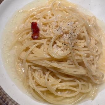 simple garlic spaghetti