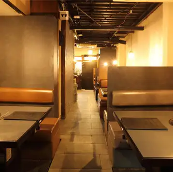BOX席9席、個室1席の全44席を完備した当店は、会社の宴会や仲間との集まりにぴったり。広々とした空間で、無煙ロースターを完備しているため、煙を気にせず快適に過ごせます。ゆったりと過ごせる環境です。落ち着いて会話も弾みます。
