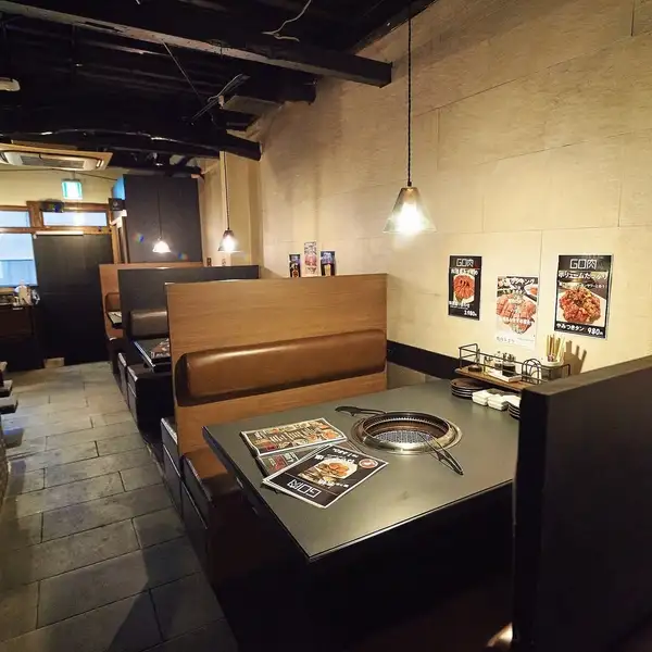 店内は清潔感があり、落ち着いた雰囲気で居心地の良さを感じられます。無煙ロースターを完備しているため、煙や匂いを気にせず快適に食事を楽しめます。幅広いシーンに対応できる柔軟さが魅力です◎落ち着いた雰囲気の中で、ゆったり過ごせるのも嬉しいポイントです。