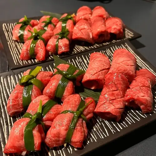 一道奢華的佳餚,我們的特色菜是蔥香牛舌(Negi Tan Shio)。