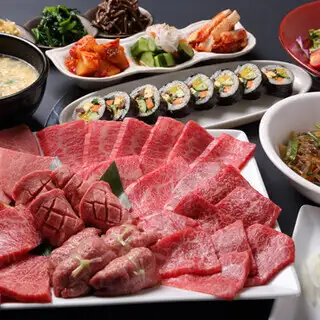 「極致套餐」的吸引力在於其提供的各種菜餚和優質肉類。
