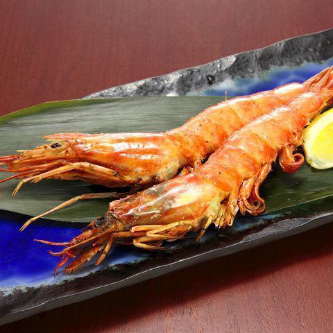 海老塩焼き／頭付きの大きな海老。頭も食べちゃって
