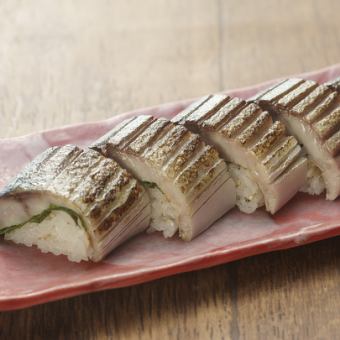 大トロ〆サバの炙り棒寿司★肉厚のサバを酢じめにし、さっと炙り香をまとわせました