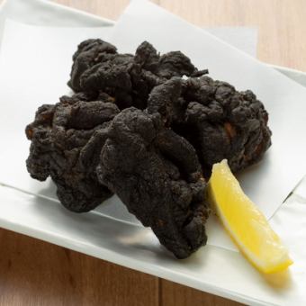 黒のから揚げカレー味／このまっ黒なのがから揚げ！？