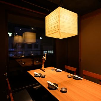 我们的餐厅是日式居酒屋，拥有可欣赏美丽夜景的包间。以深受女性欢迎的可爱内饰和沉稳的氛围为特色。我们提供使用时令食材烹制的种类繁多的菜肴，让您可以尽情享用美味的日本料理。