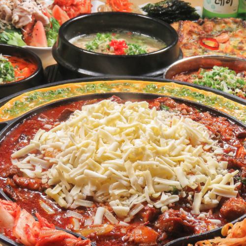 A popular recommended dish! Enjoy it with melted cheese! [Teppan Cheese Dakgalbi]