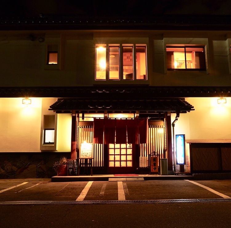 전통 일식과 초밥을 즐길 수있는 일본식 선술집