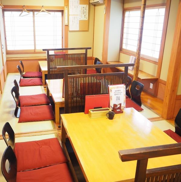 我们有下沉式被炉座位，您可以在那里放松身心。推荐给重要的晚宴和纪念日等小团体。请在弥漫着日本香气的房间内享用我们的特色菜肴。