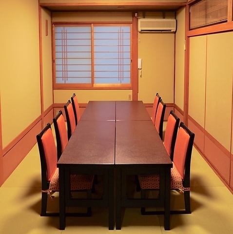 We have private rooms that can be used according to the scene, such as entertainment and important dinner parties.The room has a bright and soft atmosphere, so you can spend a relaxing time.Please feel free to contact us regarding the number of people, schedule, etc.
