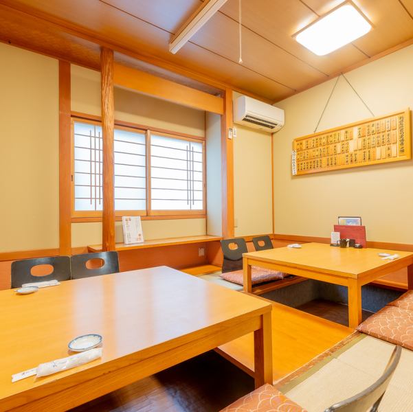 ゆったりと寛げる掘りごたつ席をご用意しております。大切なお食事会や記念日など、少人数でのご利用におすすめです。和の香りが落ち着くお部屋で、当店自慢のお料理をご堪能くださいませ。