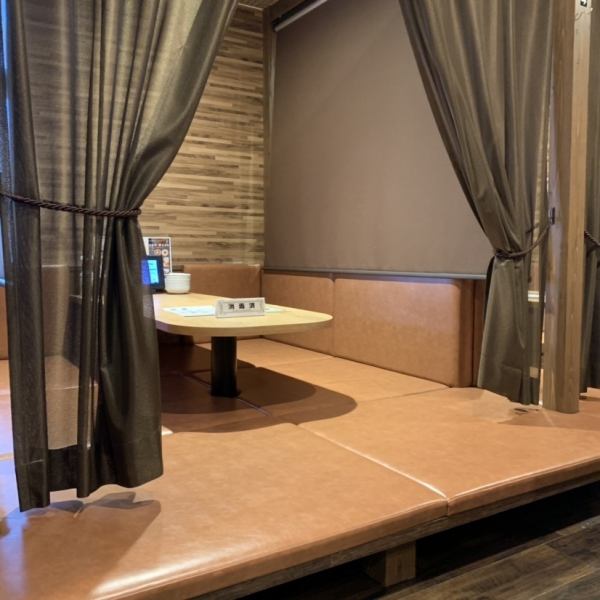 다리를 펴고 천천히 편히 쉬실 수있는 좌석도 준비하고 있습니다 ♪ 또한 점내에는 112 석의 좌석을 완비하고 있기 때문에, 소규모부터 대인원의 손님까지 이용하실 수 있습니다.부담없이 이용하십시오.