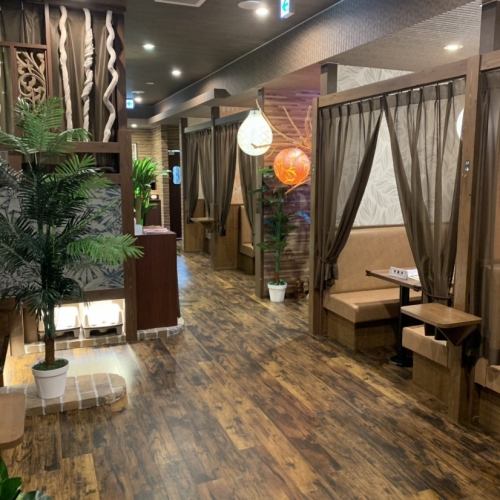 In various scenes◎