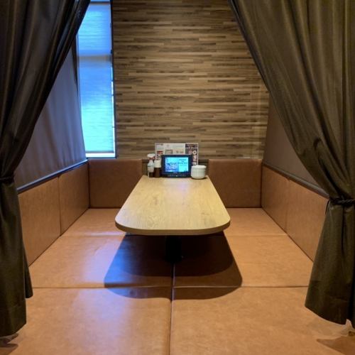 It is a seat for 6 people.Would you like to have a meal with your family and friends? Customers with children are also welcome.