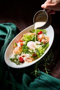 원시 햄과 반숙 계란 시저 샐러드