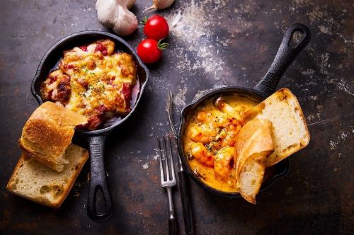 Charcoal-grilled chicken with hot tomato ajillo (level spiciness/photo left) / shrimp cream ajillo (photo right)