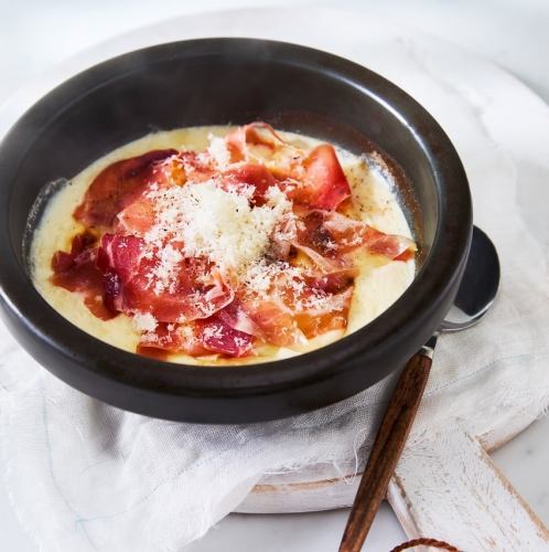 Cream doria with four kinds of cheese and prosciutto (ketchup rice)