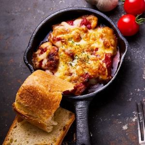 Charcoal-grilled chicken with hot tomato ajillo (level 1 spicy) / shrimp cream ajillo