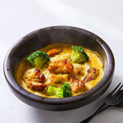 Charcoal-grilled chicken and broccoli curry doria (pilaf) / meat and cheese doria (pilaf)