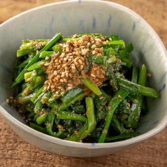 Chives and chrysanthemum dressed with sesame