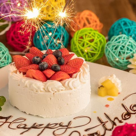 在生日或周年纪念日用带有您名字的特殊甜点盘庆祝♪