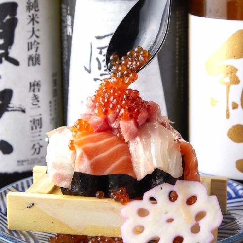 Overflowing sushi made with carefully selected fresh fish