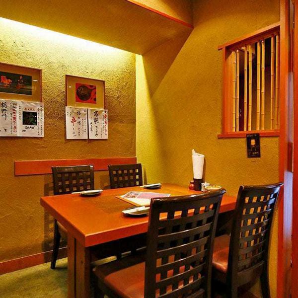 【1階テーブル席】1階フロアには、2～4名様でご利用可能なテーブル席を各種ご用意♪テーブルを繋げて最大8名様でのお集まりにも対応いたします！飲み放題付きのコースもございます！仲間同士でのお集まりや女子会、ママ会、仕事帰りの乾杯など幅広いシーンでご利用くださいませ◎