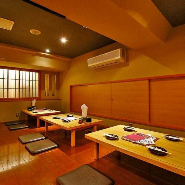 【2階お座敷フロア】15名様以上のご予約で、貸切利用可◎落ち着いた和の空間は宴会にぴったり！全体を見渡せますので、メンバー全員の顔を見ながら一体感のあるご宴会をお過ごしください♪※貸切は15名様～20名様で対応いたします。人数等お気軽に店舗までお問い合わせください。