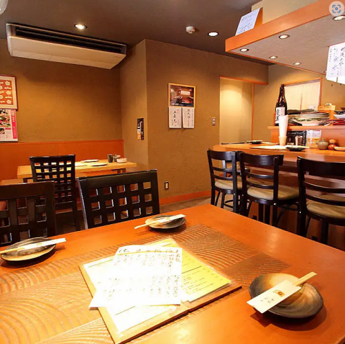 【1階テーブル席】仲間同士の飲み会にぴったりな、和の落ち着いた空間を演出するテーブル席をご用意！2～4名様でのご利用が可能で、心地よい雰囲気の中、ゆったりとおしゃべりを楽しむことができます♪大切なひとときを過ごすのにふさわしい、温もりあふれる空間で特別な時間をお楽しみください！