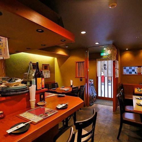 【1階カウンター席】お二人で飲みながら会話も楽しみたい夜、お一人様でゆっくりお酒を嗜みたい時は、カウンター席がおすすめ！最大6名様までお席をご用意しております♪キッチンを囲むように配置しているので、スタッフとの会話も楽しみつつ、ゆったりとした時間をお過ごし下さい◎