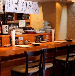 【1階カウンター席】親しい方同士でゆったりと過ごせるカウンター席をご用意★デートにも最適なカウンター席は、目の前で繰り広げられる料理の数々を楽しみながら、心温まる会話が弾むひとときをお過ごしいただけます◎落ち着いた雰囲気の中で、特別な時間を大切な方と共有することができる、プライベート感あふれる空間！