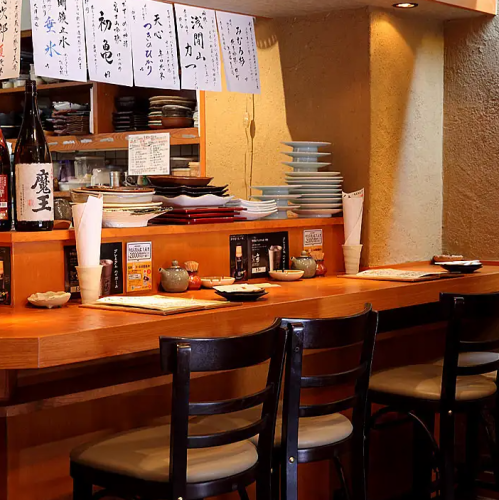 【1階カウンター席】親しい方同士でゆったりと過ごせるカウンター席をご用意★デートにも最適なカウンター席は、目の前で繰り広げられる料理の数々を楽しみながら、心温まる会話が弾むひとときをお過ごしいただけます◎落ち着いた雰囲気の中で、特別な時間を大切な方と共有することができる、プライベート感あふれる空間！