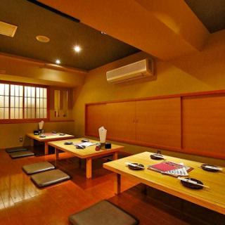 【2階お座敷は2名様～利用OK】2階お座敷フロアは、15名様以上のご予約で、貸切利用を承ります！最大20名様まで対応可能です◎会社関係の懇親会や決起会、歓送迎会、打ち上げ等にぴったり♪全体を見渡せますので、メンバーの表情を楽しみながら、団結感のある素敵な宴会をお楽しみいただけます！