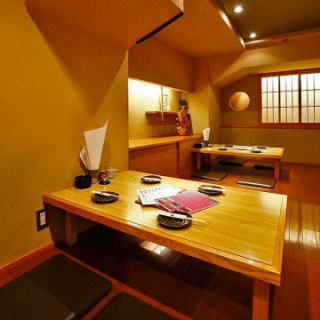 【2階お座敷】木の温もりあふれる、和みの空間◎2階フロアは2～4名様でご利用いただけるお座敷を多数ご用意しております♪広々スペースで各種飲み会、ご宴会でのご利用にもオススメのお席です。落ち着いた空間ですので、接待でのご利用にも最適なお席となっております！