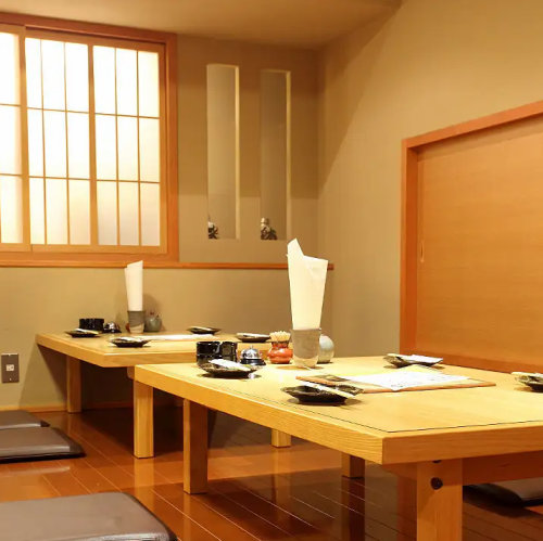 【2階お座敷】2～4名様でご利用いただけるお座敷を各種ご用意しております。落ち着いた雰囲気が漂うこの空間は、ビジネスの接待や大切なお客様とのお食事にも最適です！和の温もりを感じながら、リラックスした環境で心ゆくまで会話を楽しむことができます◎ぜひ、特別な時間をお過ごしください。