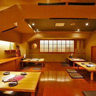 【2階お座敷はフロア貸切OK】お座敷の2階フロアは、15～20名様のご予約で貸切宴会も承っております◎和の趣き溢れる落ち着いた空間なので、ゆっくりとご宴会をお楽しみいただけます！同窓会や打ち上げ、各種お祝い事など、梅田で大人数の宴会場をお探しの方は、ぜひお気軽に店舗までご相談くださいませ♪