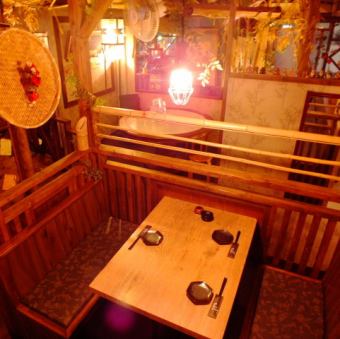 [Table seats] For 3 people Ideal for dates and quick drinks with colleagues