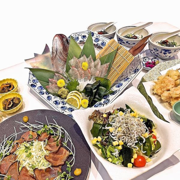【使用鮮魚的絕品料理】套餐3000日元起。加1000日元可以換成無限暢飲。