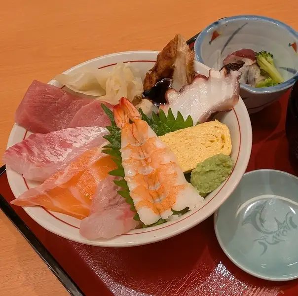 【ランチも実施中】嘉文自慢の海鮮ちらし※季節により内容が異なります。